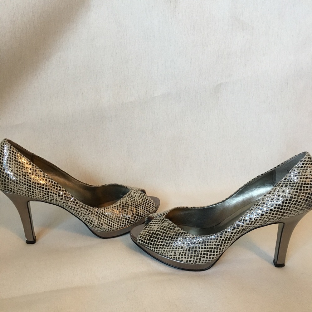 Anne Klein snake skin peep toe heel - Picture 6 of 8
